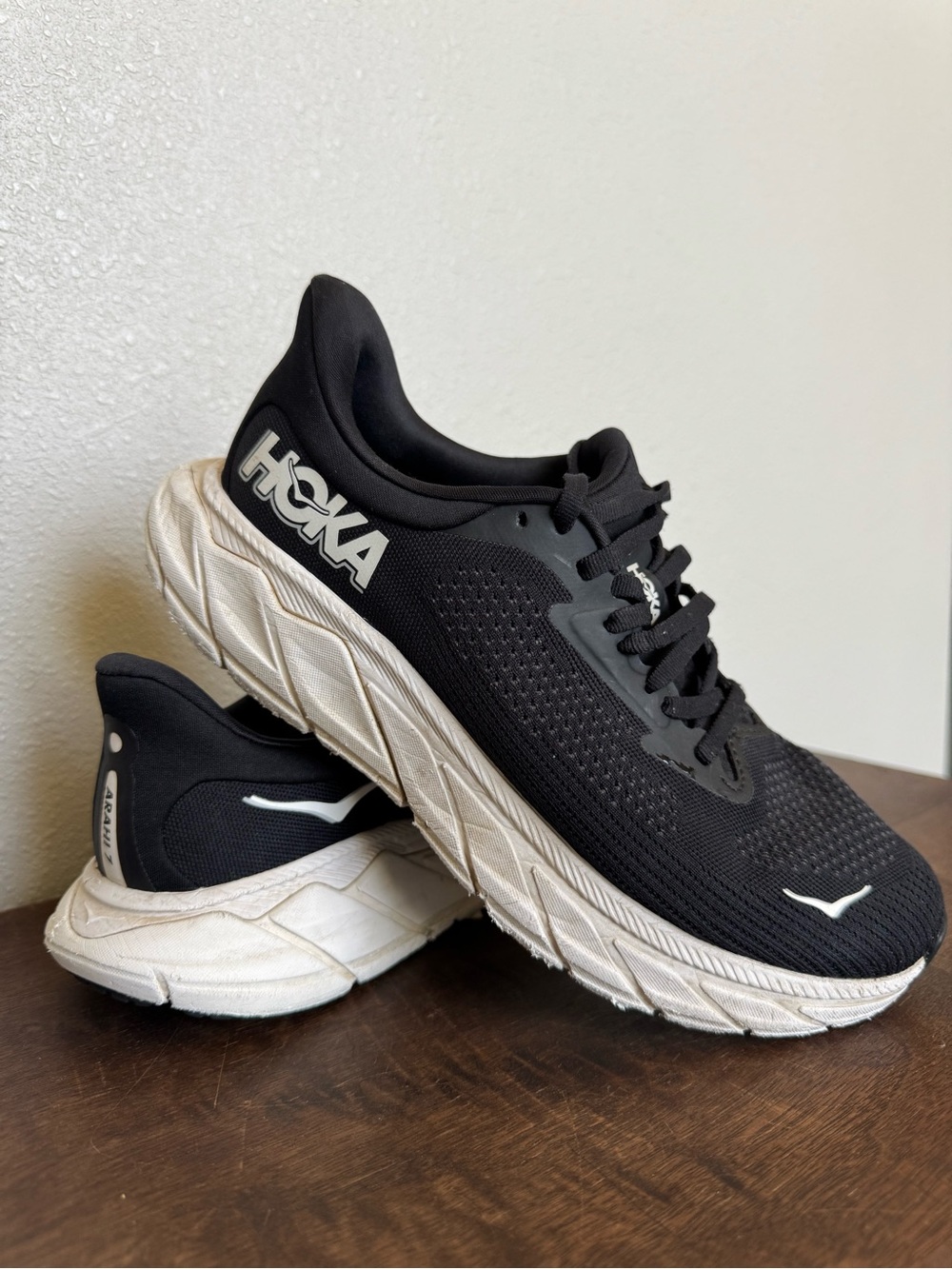 HOKA women’s Arahi 7 Black Running Shoes size 7 wide